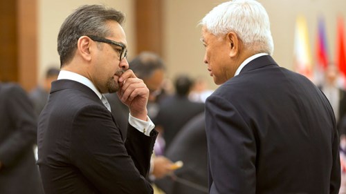 Ngoại trưởng Indonesia Marty Natalegawa (trái) và ngoại trưởng Philippines Albert del Rosario.