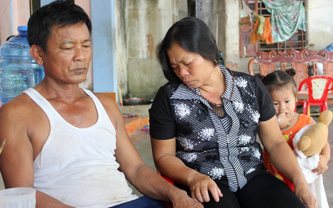 Vụ tai nạn thảm khốc ở Thái Lan: Tiền đâu đưa xác con về...