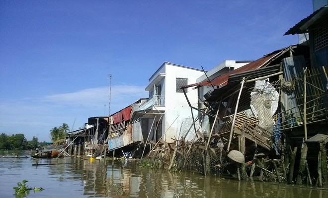 Cận cảnh hàng chục căn nhà sập xuống sông ở Hậu Giang