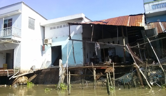Cận cảnh hàng chục căn nhà sập xuống sông ở Hậu Giang