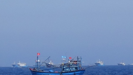 Tàu Trung Quốc vây ép tàu cá Việt Nam tại khu vực giàn khoan