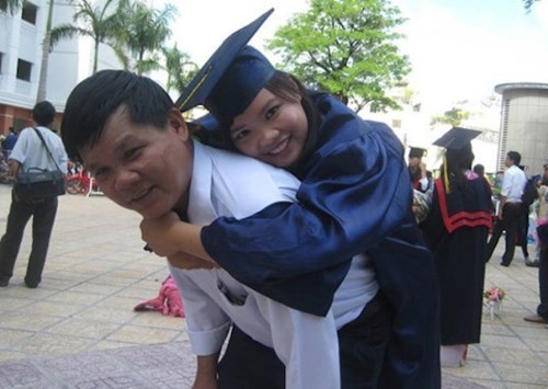 Bức ảnh bố cõng con ngày tốt nghiệp của cô giáo dạy Toán