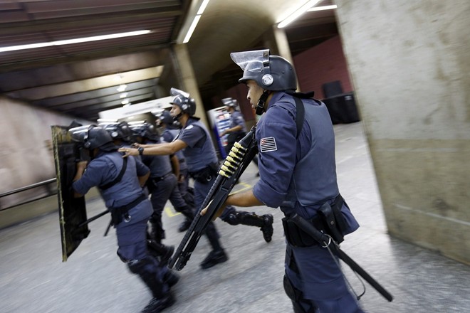 Brazil tệ liệt vì bạo loạn trước ngày khai mạc World Cup 2014
