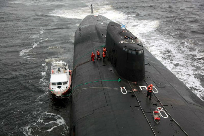 Tầu ngầm hạt nhân Nga bất ngờ nổi lên giữa biển cứu người gặp nạn