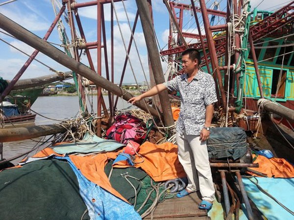 20 kẻ mặc rằn ri Trung Quốc tấn công dã man tàu cá Việt Nam