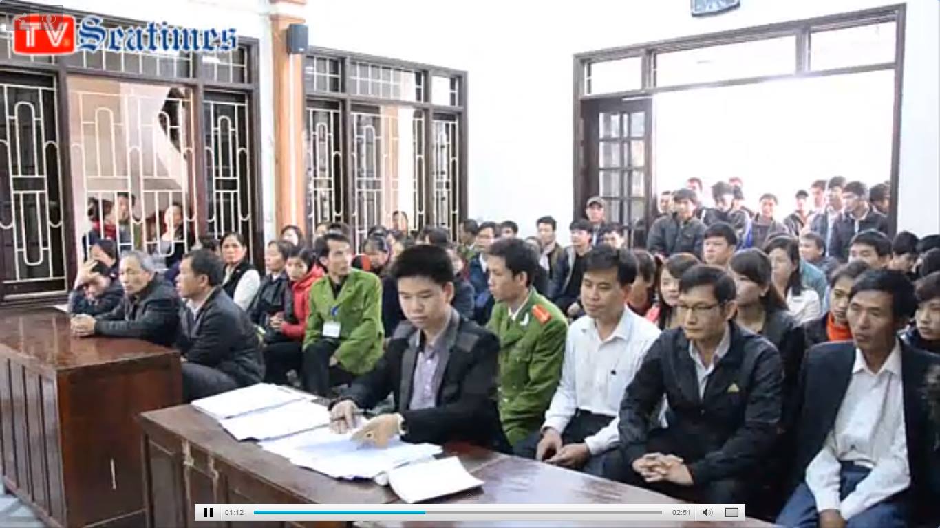 Luật sư Giang Văn Quyết (ngồi bàn đầu tiên) trong một phiên tòa
