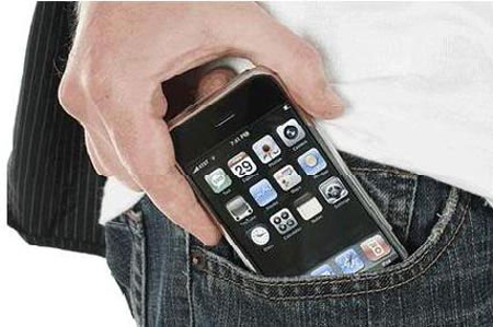 Để điện thoại trong túi quần gây vô sinh ở nam giới
