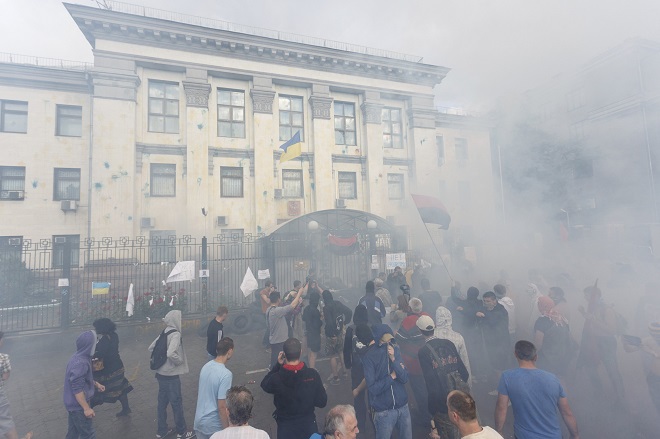 Người dân Ukraine đập phá, tấn công đại sứ quán Nga 