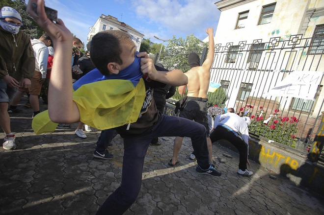 Người dân Ukraine đập phá, tấn công đại sứ quán Nga 