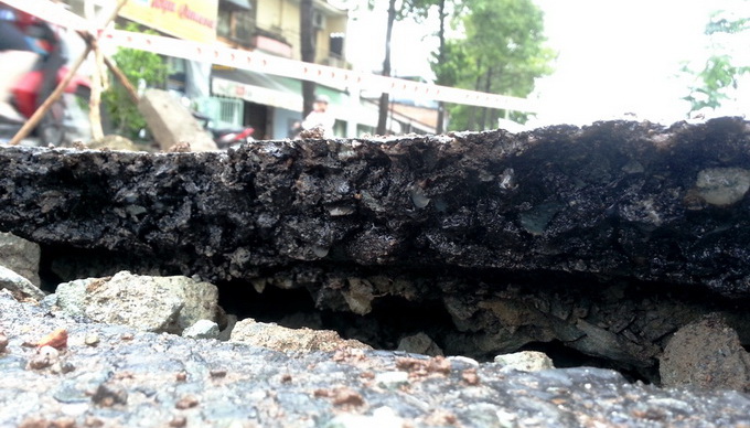 Mặt đường Sài Gòn bỗng phát nổ, nứt toác