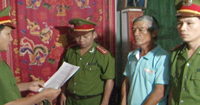 Cơ quan Cảnh sát điều tra Công an tỉnh tống đạt quyết định khởi tố, bắt tạm giam đối tượng Hoàng Văn Sửu