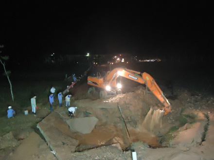 Đường ống vỡ, 70.000 hộ dân Hà Nội lại mất nước