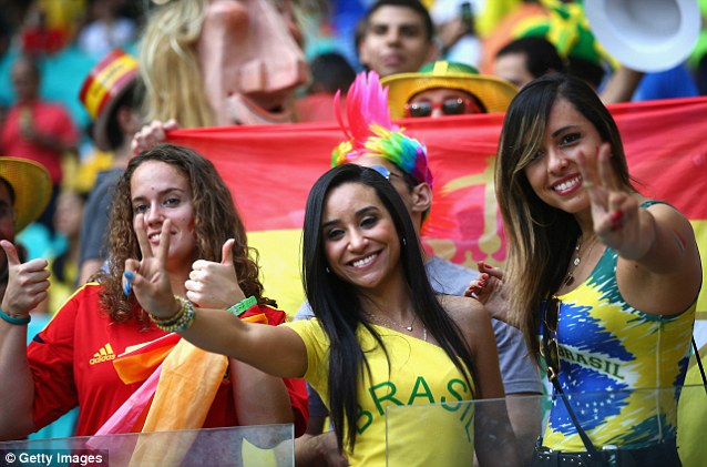3 fan nữ Brazil cổ vũ nhiệt tình cho đội tuyển quốc gia trước khi trận đấu bắt đầu