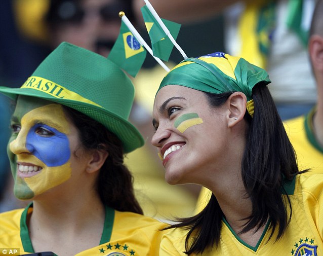 Việc sơn mặt đã được các fan nữ tại World Cup chấp nhận với thiết kế sáng tạo kết hợp với màu cờ của nước mình
