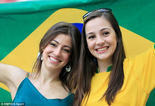 Fan nữ Brazil có mặt tại hầu hết các trận đấu trong World Cup 2014