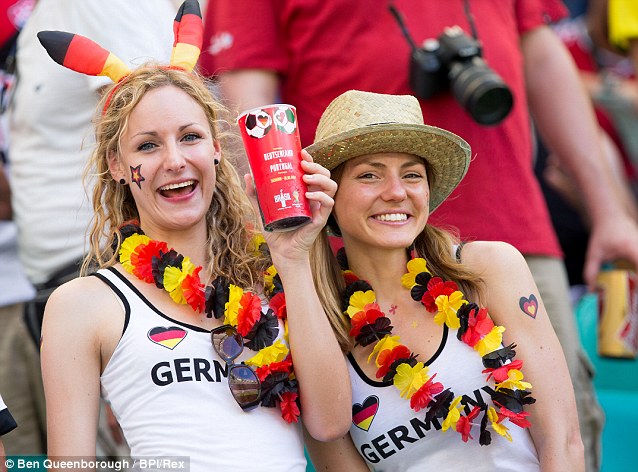 Trang phục độc đáo của nữ cổ động viên đội tuyển Đức