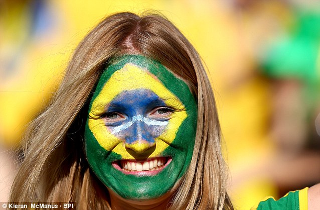Một fan nữ với khuôn mặt được tô vẽ đậm chất Brazil trong SVĐ Itaquerao trước trận mở màn World Cup 2014 với Croatia