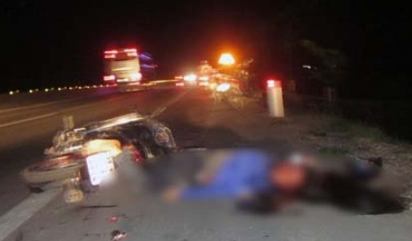 Thi thể nam thanh niên nằm chết bên xe máy bị hư hỏng trên Quốc lộ 1A.