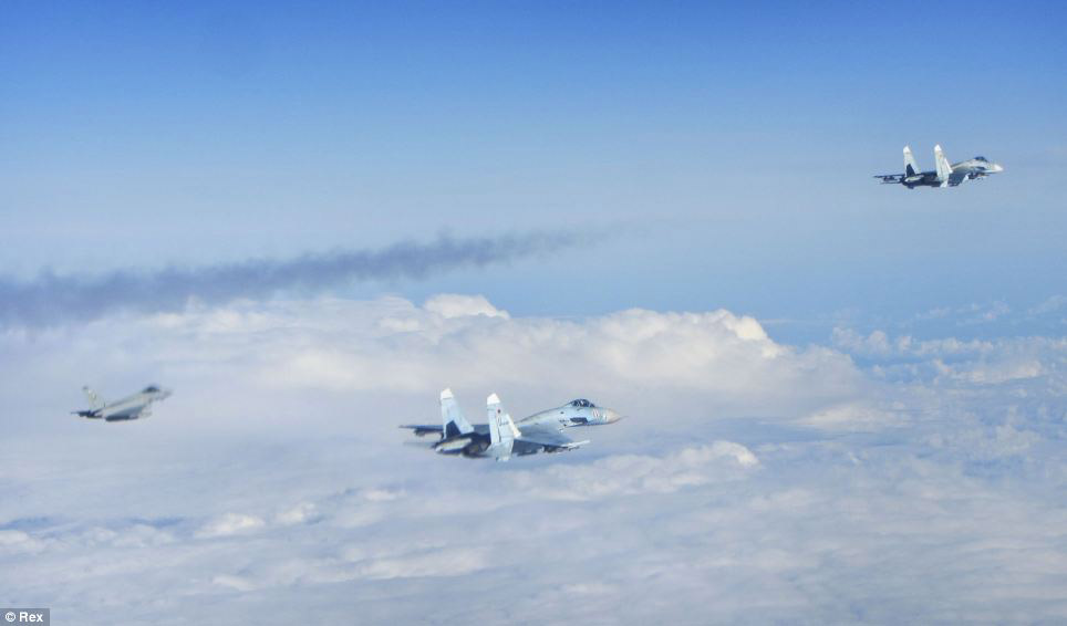 Cận cảnh chiến đấu cơ Anh chặn 7 máy bay Nga 