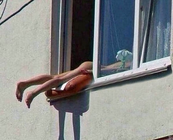 Thiếu nữ không mảnh vải che thân, tắm nắng bên cửa sổ