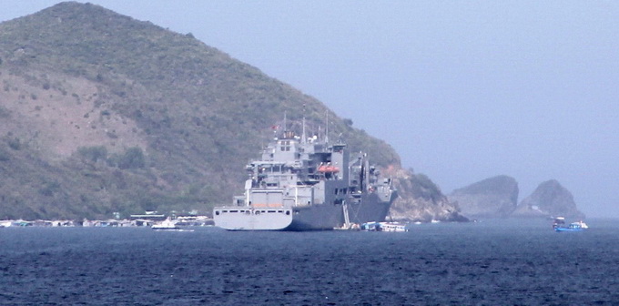 Tàu vận tải hải quân Mỹ neo đậu tại vịnh Nha Trang
