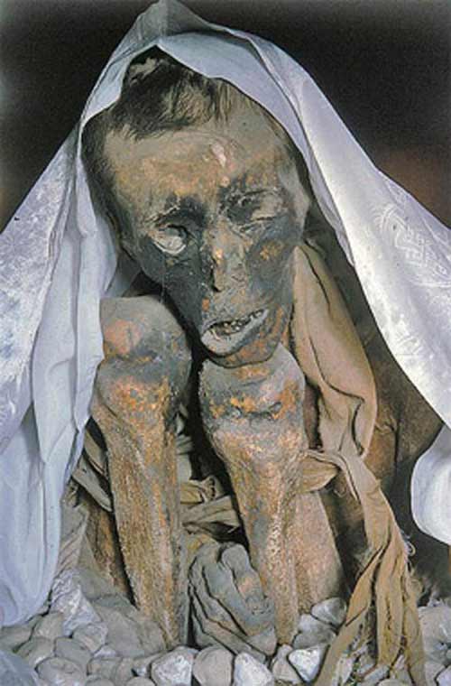 Bí ẩn xác chết 600 năm trong tư thế lạ