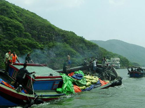 Tàu câu mực của ngư dân Quảng Nam bất ngờ bốc cháy trong đêm