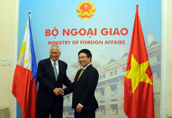Bộ trưởng Ngoại giao Phạm Bình Minh đã thân mật đón tiếp Bộ trưởng Ngoại giao Philippines Albert del Rosario