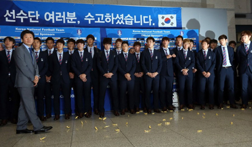 Sốc: Cầu thủ Hàn Quốc thác loạn với chân dài thiếu vải mừng trận thua