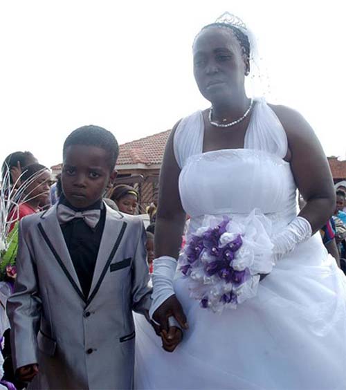 Cậu bé 9 tuổi làm đám cưới với người yêu của ông nội 62 tuổi