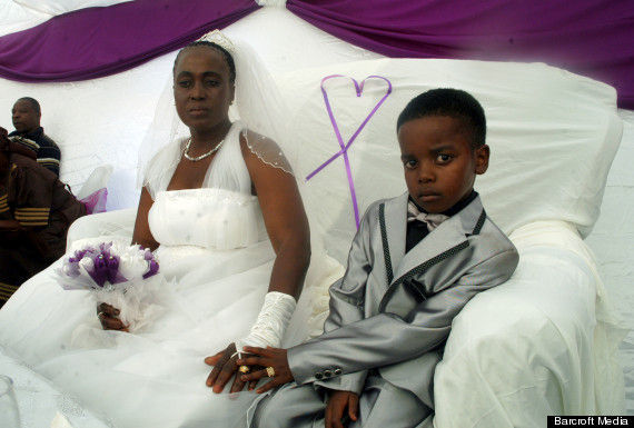 Cậu bé 9 tuổi làm đám cưới với người yêu của ông nội 62 tuổi
