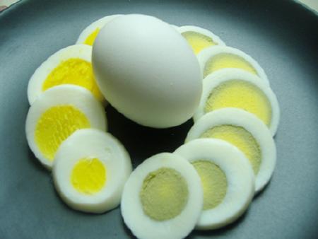 Những thói quen nấu ăn nguy hại khôn lường như luộc trứng quá chín