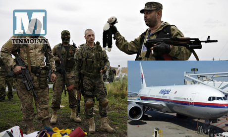 Phiến quân Ukraine tìm cùng những hiện vật được tìm thấy tại hiện trường vụ máy bay MH17 rơi