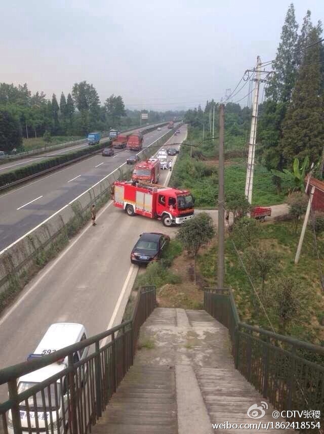 Xe cứu thương, xe cứu hỏa được huy động tới hiện trường