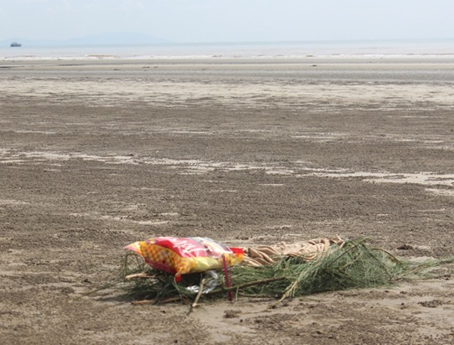 Phát hiện thi thể trẻ em tím tái dạt vào bờ biển Nghệ An