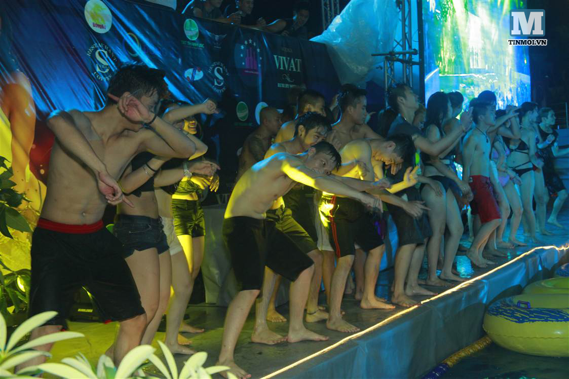 Cận cảnh tiệc bikini 'bỏng mắt' tại Hà Nội 24