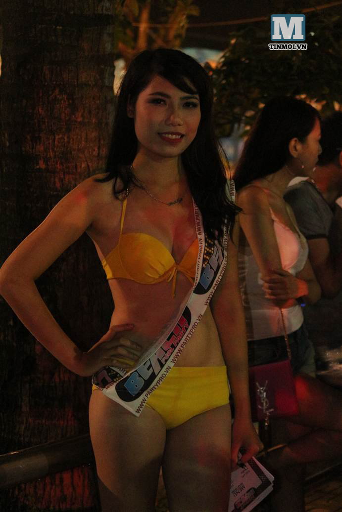 Cận cảnh tiệc bikini 'bỏng mắt' tại Hà Nội 38