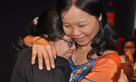 Mai Phương ngoài đời là cô gái sống rất tình cảm. Trong ảnh: Hình ảnh Mai Phương òa khóc khi chia sẻ niềm vui giành được HC Vàng Olympic hóa học quốc tế cùng cô giáo.
