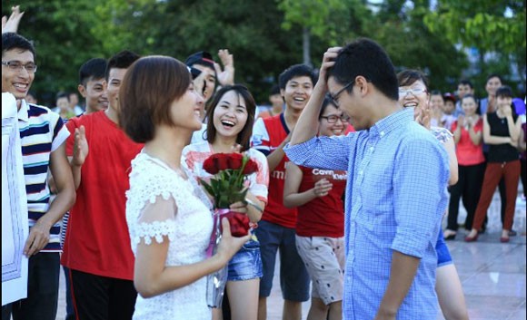 Cô gái 9X bất ngờ cầu hôn bạn trai giữa quảng trường Vinh