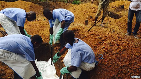 Đại dịch Ebola lây lan mạnh do tục lệ ôm hôn người chết