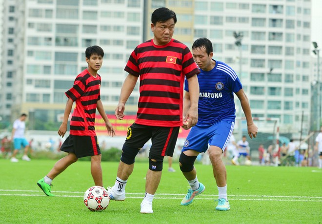 Bộ trưởng Thăng ghi bàn như cầu thủ chuyên nghiệp