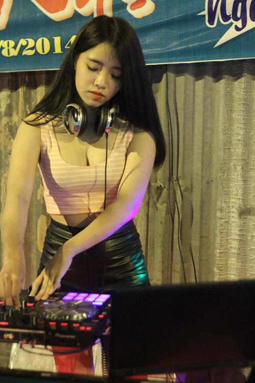Nữ DJ sexy ra vỉa hè chơi nhạc, bán trà chanh ở Sài Gòn 8