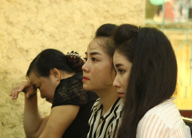 Vợ mới cưới của cầu thủ Ninh Bình rơi lệ trong phiên xử