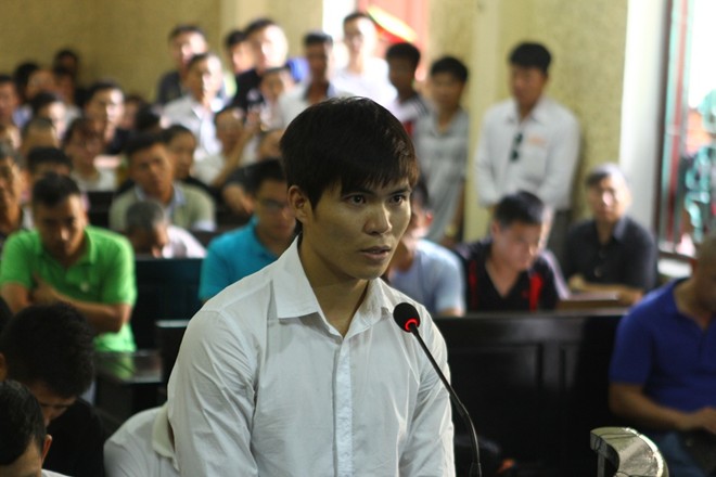 Vợ mới cưới của cầu thủ Ninh Bình rơi lệ trong phiên xử