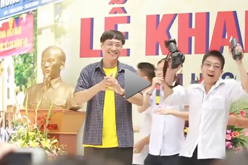 Hà Nội: Thầy Hiệu trưởng nhảy cực sung trong lễ khai giảng 7
