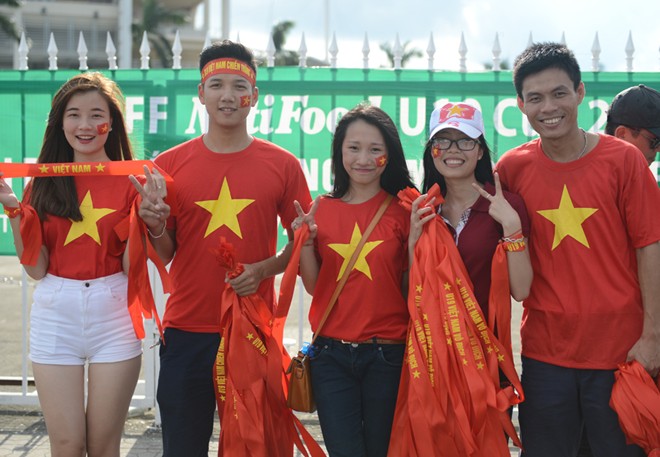 CĐV ồ ạt kéo về sân vận động Mỹ Đình xem trận U19 Việt Nam