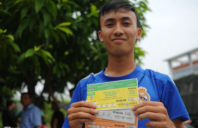 Fan quây kín cổng VFF để đòi mua vé xem U19 Việt Nam 