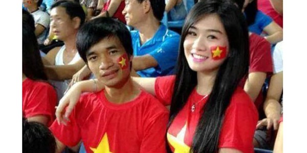 Lệ Rơi bị ném đá khi theo chân dài xem U19 Việt Nam thi đấu
