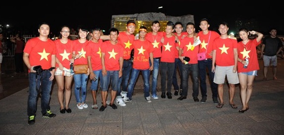 Lệ Rơi bị ném đá khi theo chân dài xem U19 Việt Nam thi đấu