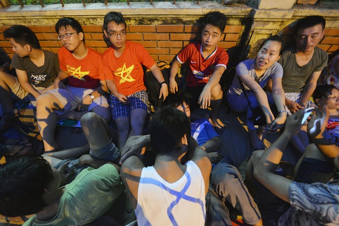 CĐV ngủ ở vườn hoa chờ mua vé chung kết U19 Việt Nam - U19 Nhật Bản